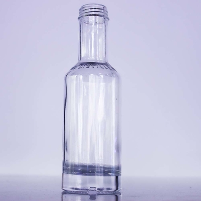 Καλή τιμή 200ml σκανδιναβικό μπουκάλι ποτού με αποτυπωμένες σε ανάγλυφο τις ώμος περατώσεις βιδών λογότυπων GPI 28x400 σε απευθείας σύνδεση